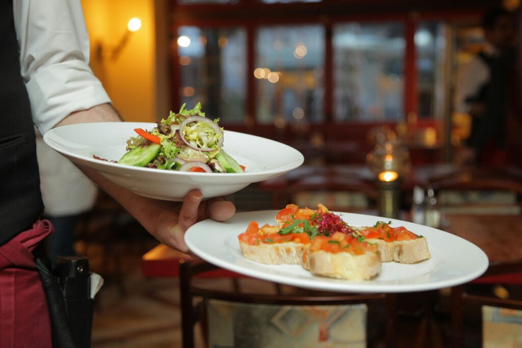 platos de comida de restaurante 